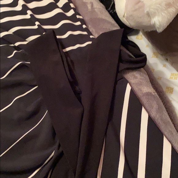 Beautiful beach and black striped dress - Picture 5 of 7